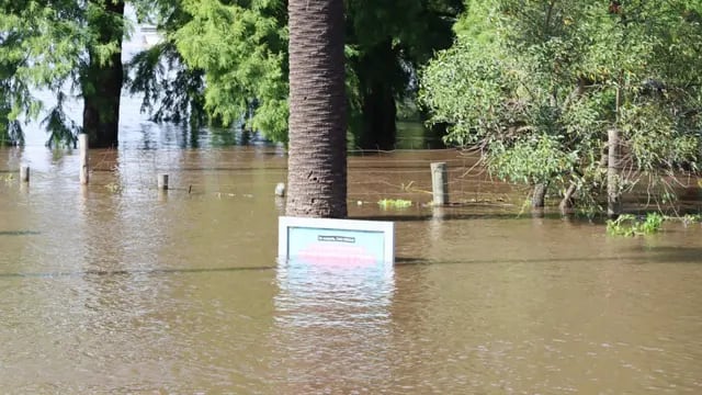 Vecinos afectados por la inundación son trasladados al Ejército