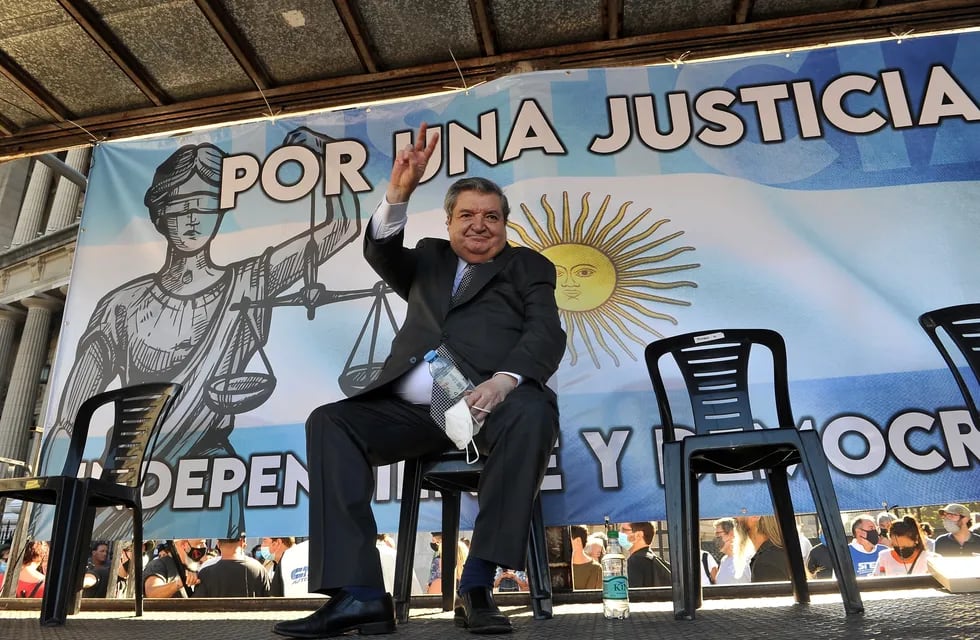 El juez Juan Ramos Padilla saluda a la concurrencia el 01/02/2022 durante una protesta para exigir la "democratización" de la justicia, frente a la sede de la Corte Suprema en Buenos Aires.