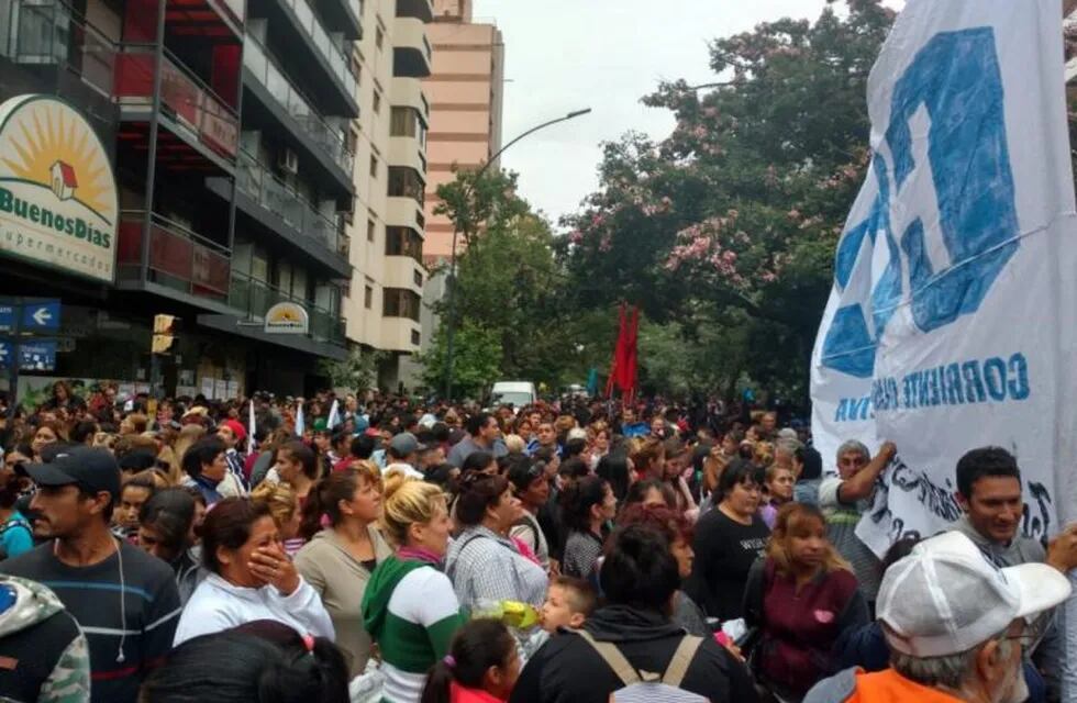 Protesta en Illia y Chacabuco.