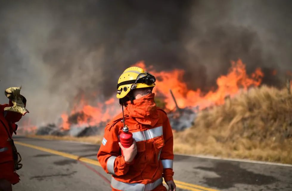 Bomberos combaten los incendios en la zona de Bosque Alegre para evitar que las llamas alcancen al Observatorio Astronómico. (La Voz)