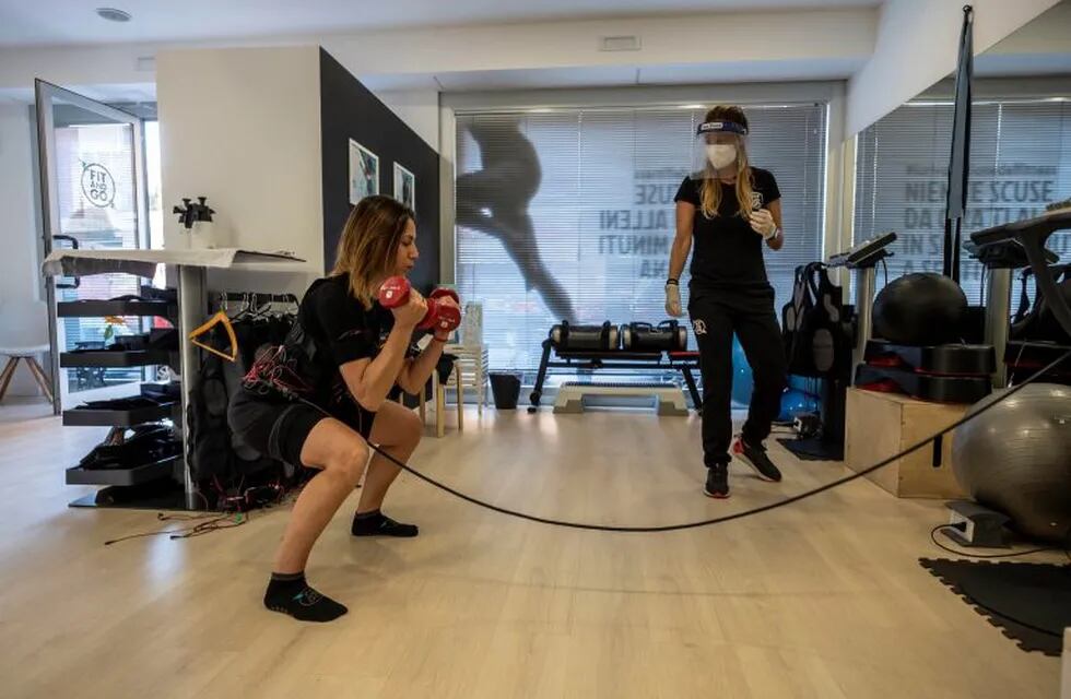 A customer works out her individual course with a personal trainer at the Fit&Go Balduina Gym in Rome, Italy, 25 May 2020. Gyms and swimming pools reopened in Italy on the day during phase two of the coronavirus emergency. ANSA/LUCIANO DEL CASTILLO