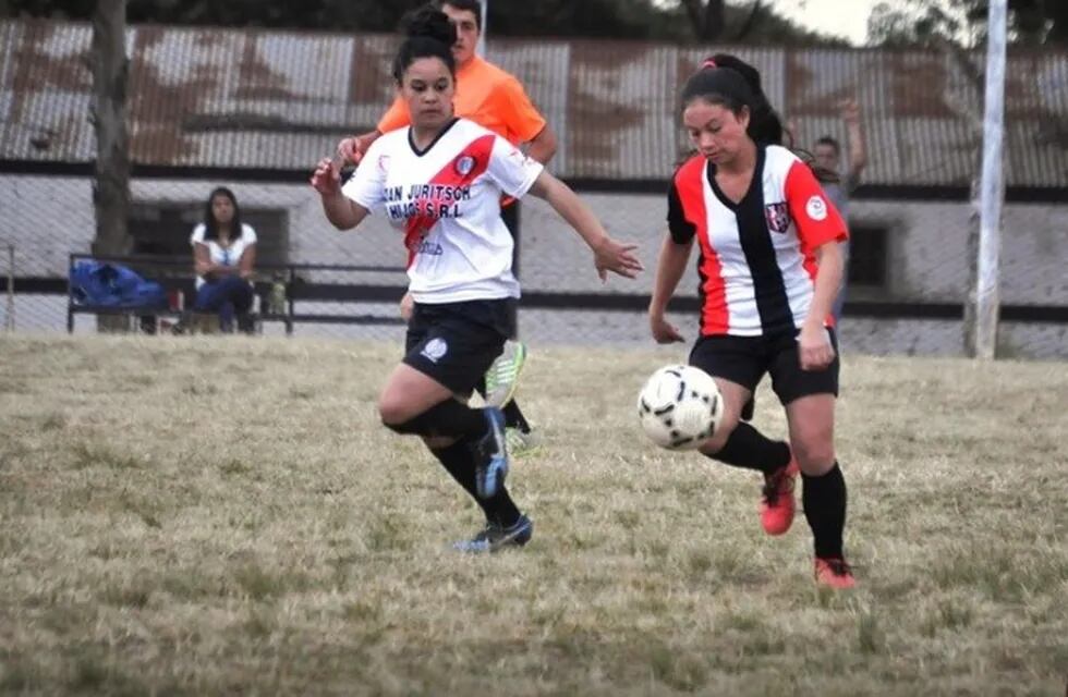 El Seleccionado Femenino de la Liga Regional Obereña de Fútbol se midió con Ex Alumnos 185 para elegir las jugadores definitivas. (Meridiano 55)