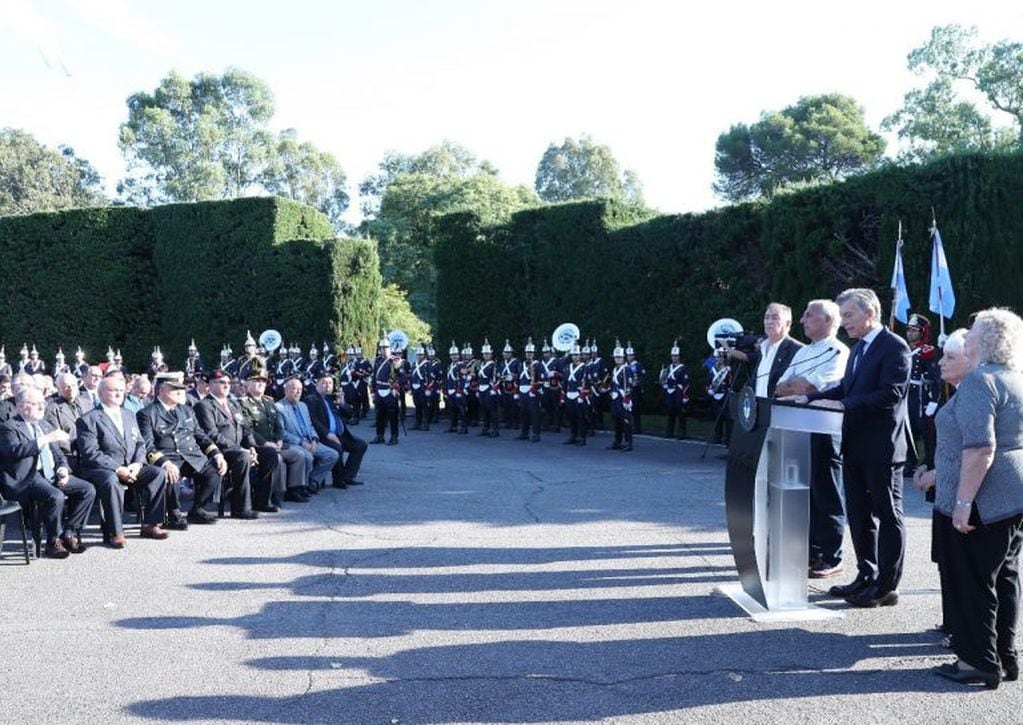 El presidente Mauricio Macri recibió en la quinta de Olivos a excombatientes y familiares de soldados caídos en la guerra de Islas Malvinas. (Presidencia)