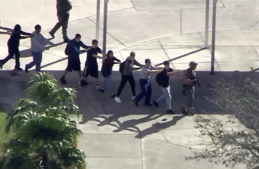 Así fue el tiroteo en una escuela de Florida. (Foto: WPLG-TV via AP)