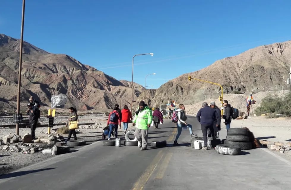 El trazado de la ruta nacional 9 en la Quebrada de Humahuaca y hasta la frontera con Bolivia es el más afectado por los piquetes de manifestantes que rechazan la reforma constitucional en Jujuy.