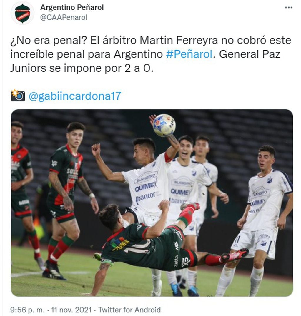 Todo Peñarol reclamó penal en esta acción en la final con Juniors.