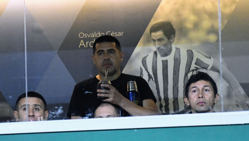 Juan Román Riquelme, el hombre fuerte del fútbol de Boca, acompañado por Jorge Bermúdez. Foto: Fotobaires.