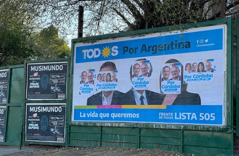 Denuncia. El senador Carlos Caserio pidió que se investigue la pegatina de afiches ilegal en su ciudad. (Prensa Frente de Todos)