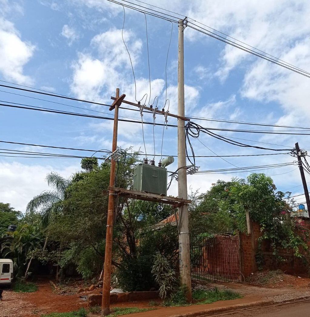 Tareas de mantenimiento y mejoras eléctricas en Puerto Iguazú.
