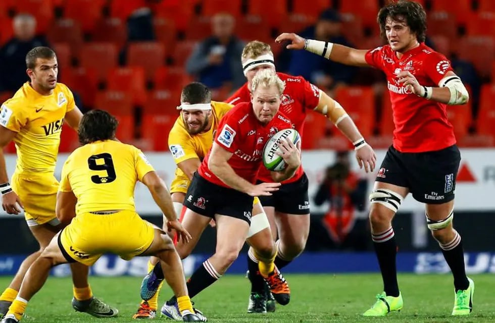 Johannesburg (South Africa), 21/04/2017.- The Lions scrumhalf, Ross Cronje (C) breaks the defense of the Jaguares during the Super Rugby match played at Ellis Park Stadium, Johannesburg , South Africa, 21 April 2017. (Johannesburgo, Sudu00e1frica) EFE/EPA/KIM