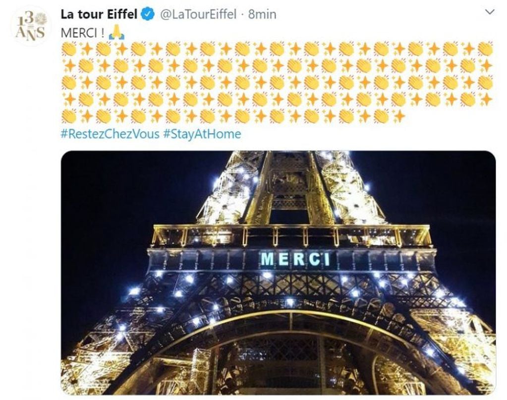 La Torre Eiffel se iluminó para homenajear a quienes luchan contra la pandemia (Foto: captura Twitter)