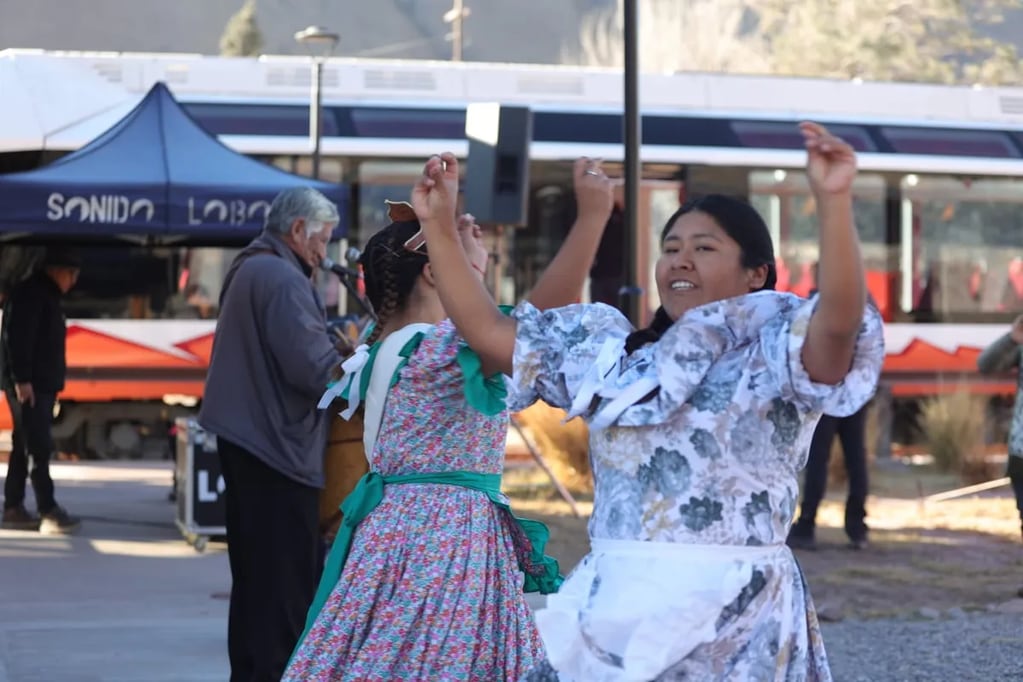Una presentación de música y danza tradicional quebradeña fue parte de las sorpresas preparadas para los primeros turistas que viajaron en el tren que se mueve con energía solar.