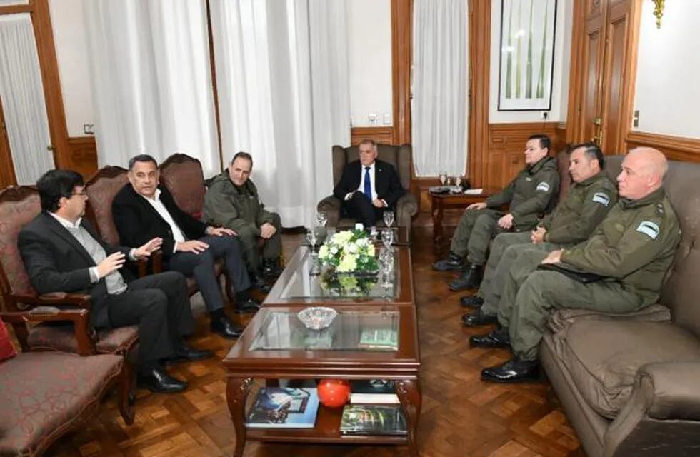 Jaldo se reunió con autoridades de Gendarmería para fortalecer la seguridad en la provincia.