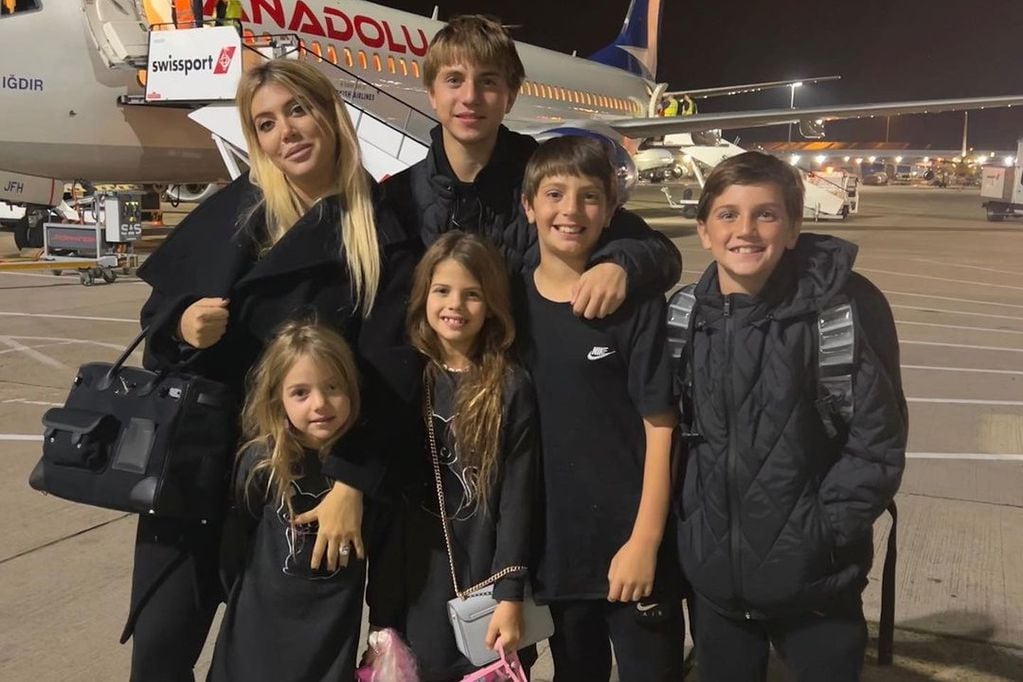 Wanda Nara, sus hijos y el avión que los llevó rumbo al Reino Unido. (Instagram).