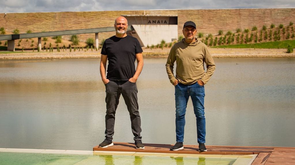Gabriel Japaz y Pablo Guerra, arquitectos y socios creativos que diseñaron Anaia Wines, la bodega que ganó el premio internacional oro mundial.