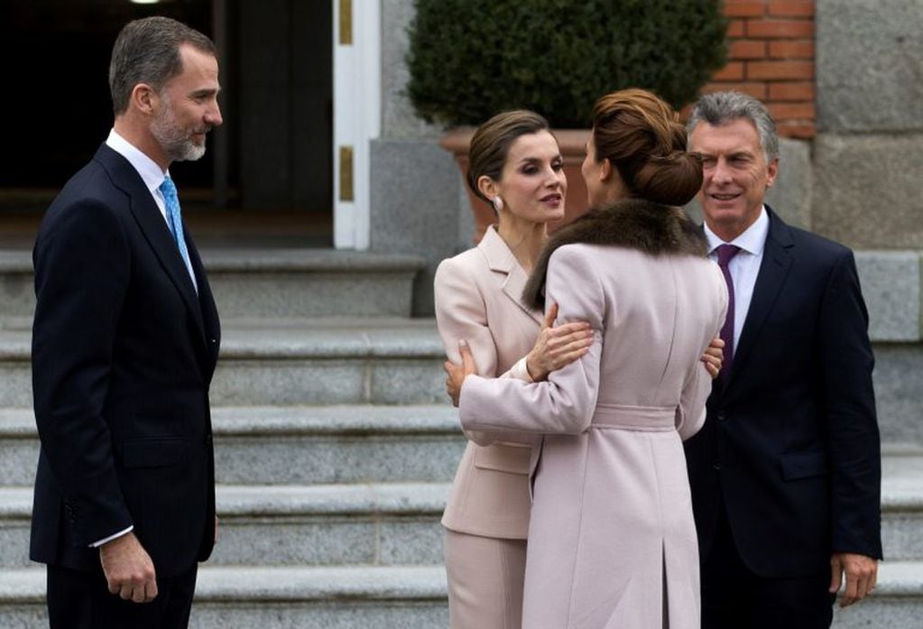 Spain's Queen Letizia (2nd L) greets Argentina's first lady Juliana Awada as Spain's King Felipe (L) and Argentina's President Mauricio Macri look on before their lunch at the Zarzuela Palace in Madrid, Spain February 22, 2017. REUTERS/Sergio Perez