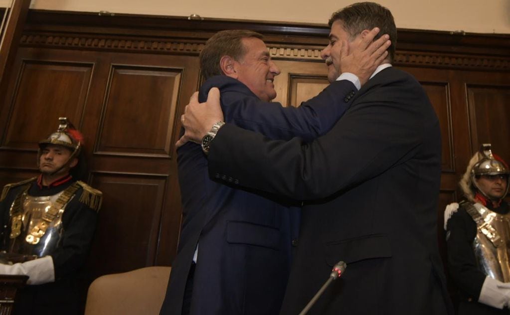 El gobernador y su vice Mario Abed se abrazan al final del discurso.