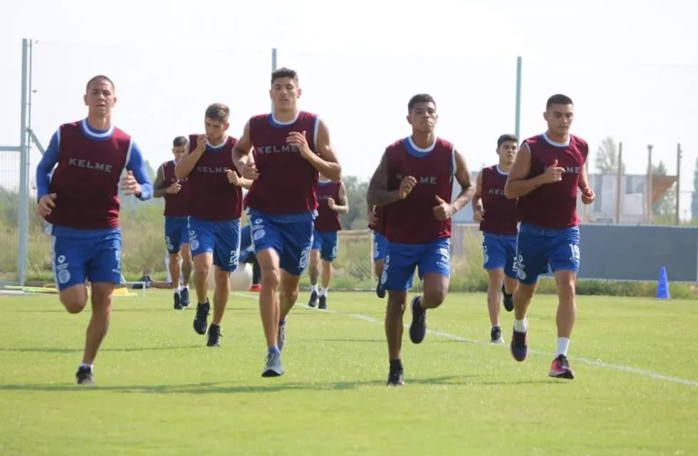 Jugadores de Godoy Cruz de Mendoza corren durante un entrenamiento del equipo. (TyC Sports)