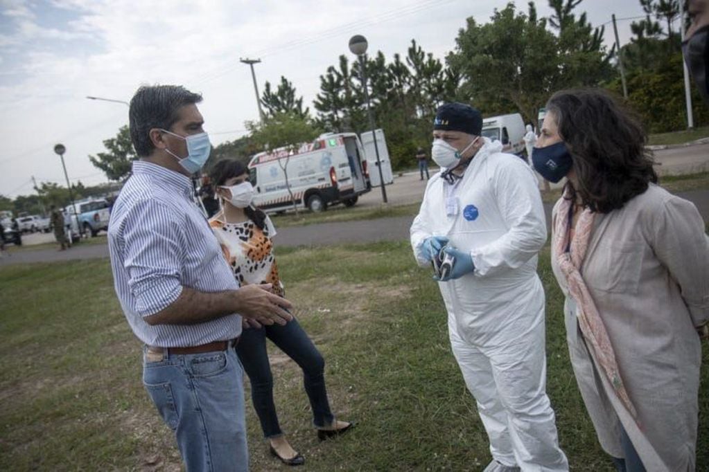 El protocolo de atención sanitaria se activa tras una llamada al servicio de emergencias 911, al 107 o al 0800-444-0829, desde el domicilio del paciente, que en este caso era el Parque de la Democracia.