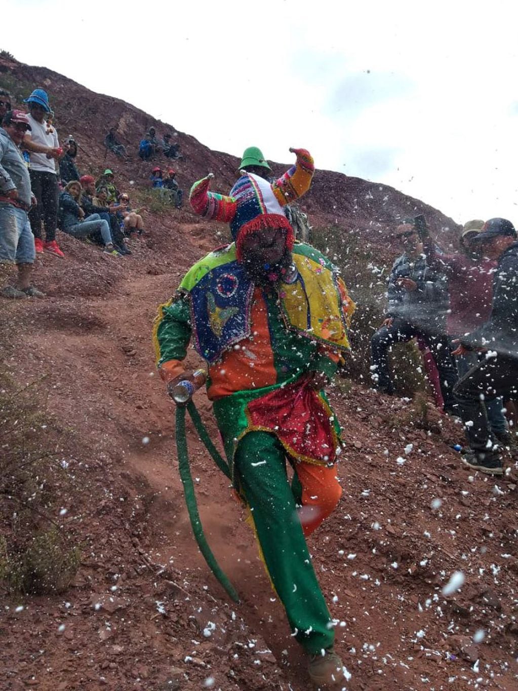 Los disfrazados de diablos descienden desde lo alto de los cerros y por varios días, mientras dure el carnaval, vestirán sus coloridos trajes.