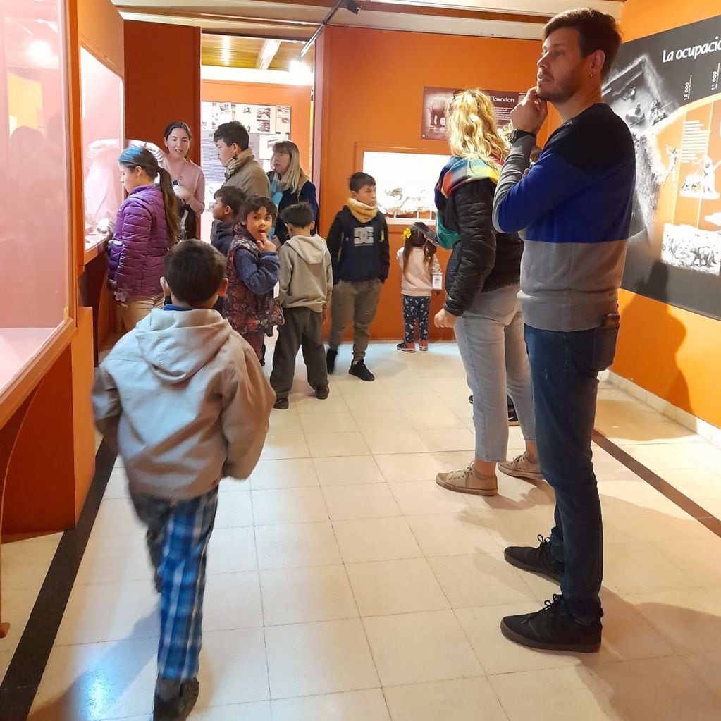 Visita a la muestra de megamamíferos en el Museo Mulazzi de Tres Arroyos