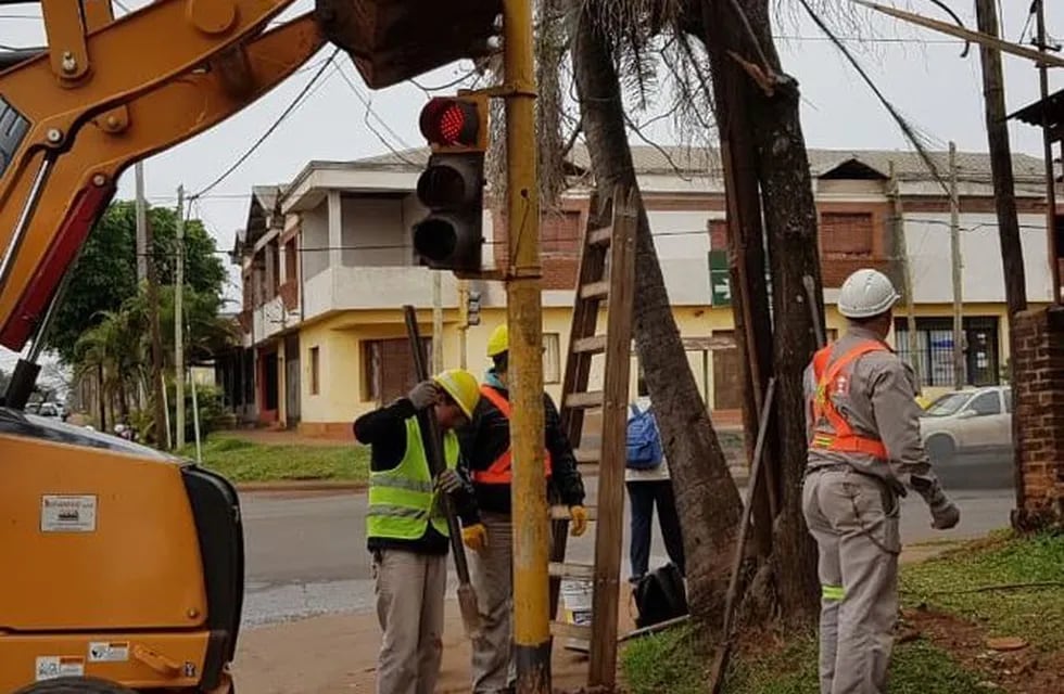 Tareas de mantenimiento en semáforos de Posadas. (Foto: @ObrasPublicasOk)