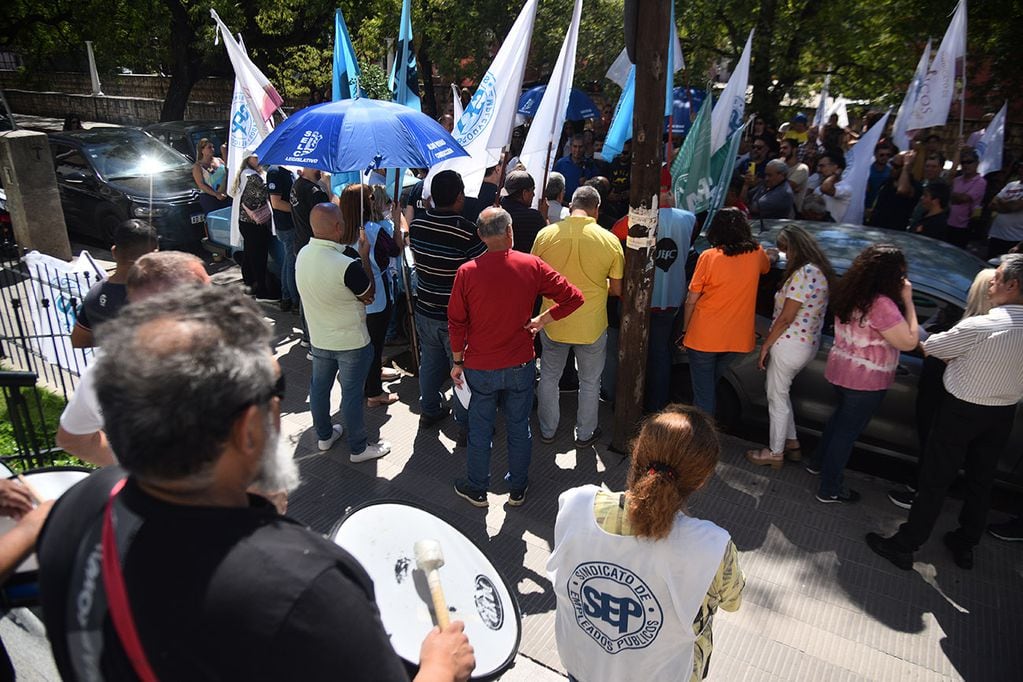 Protesta del SEP frente a la sede de APPROSS ( Pedro Castillo/ La Voz)