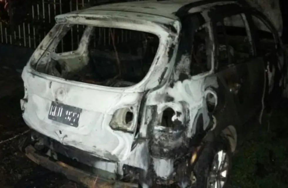El auto quemado en Río Cuarto.