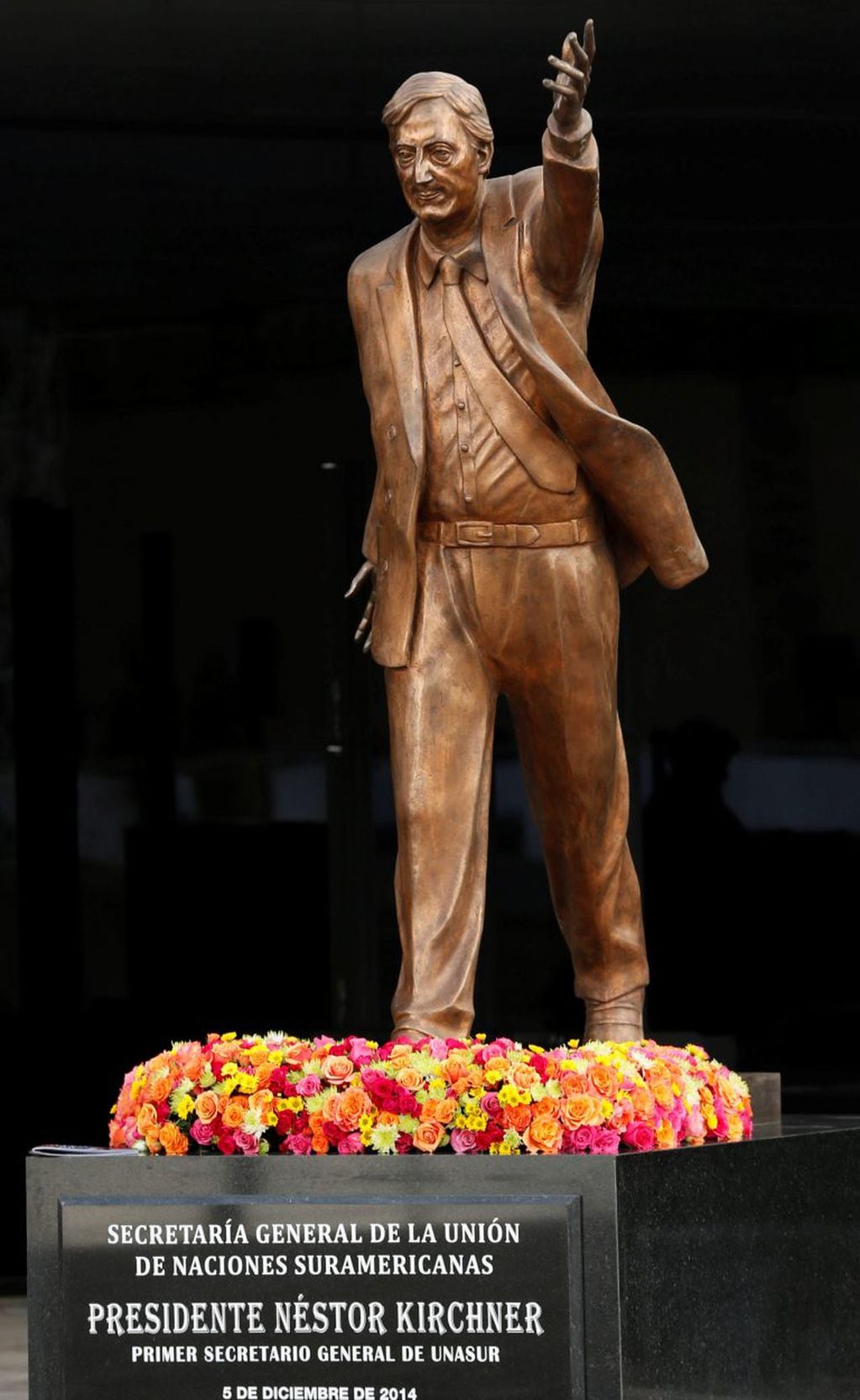 La estatua de Néstor Kirchner, durante su inauguración en la UNASUR. (Foto:AP/Dolores Ochoa, Archivo)