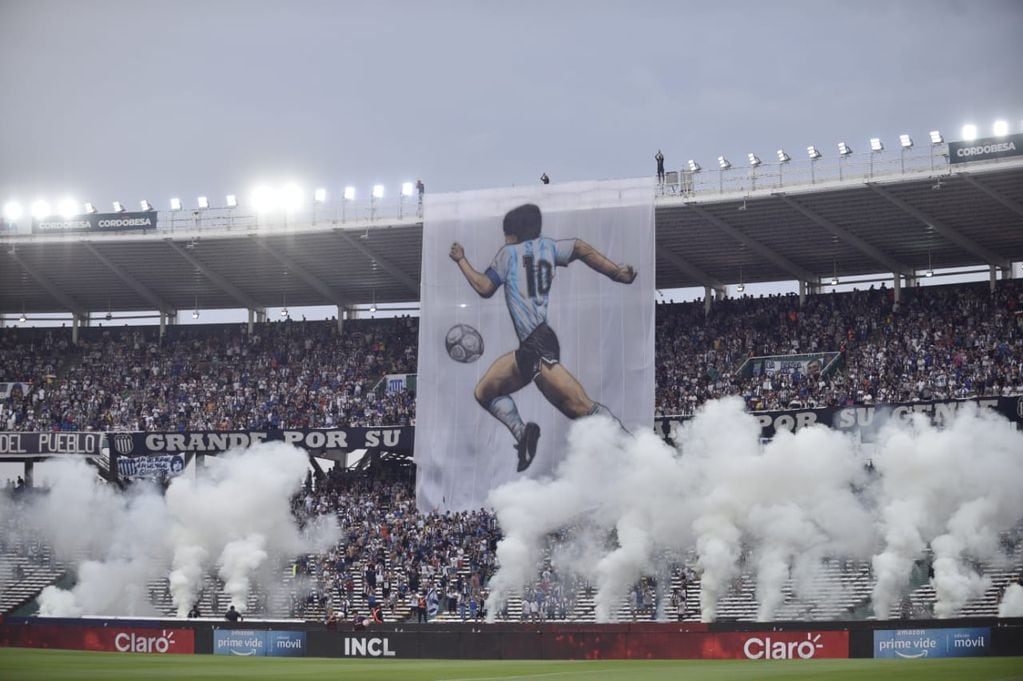 El banderón con la imagen de Diego Maradona en el estadio Kempes durante el minuto 10 del partido que jugaron Talleres y Huracán. (Facundo Luque)