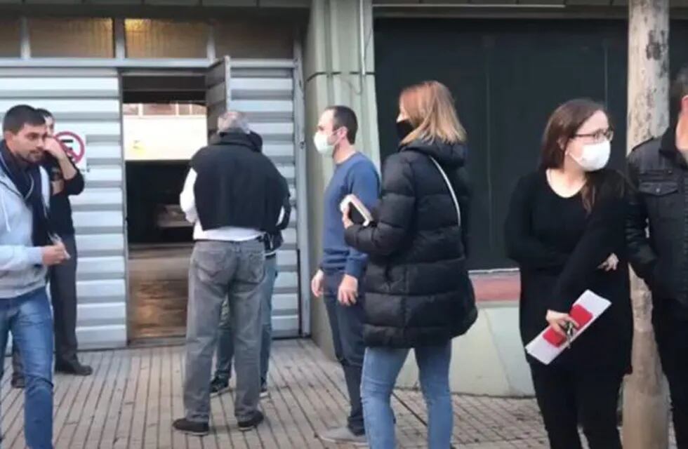 Estricto control a los trabajadores en el ingreso de las oficinas de Vicentin en Avellaneda. (Captura de pantalla)