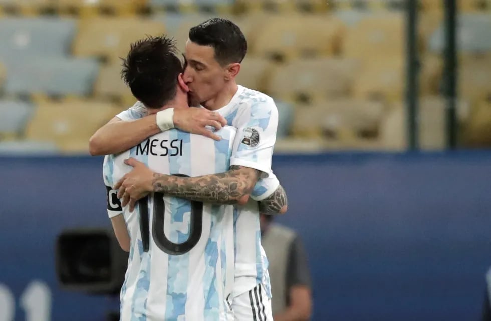 Ángel Di Mar celebra el gol de la final de la Copa América con Lionel Messi