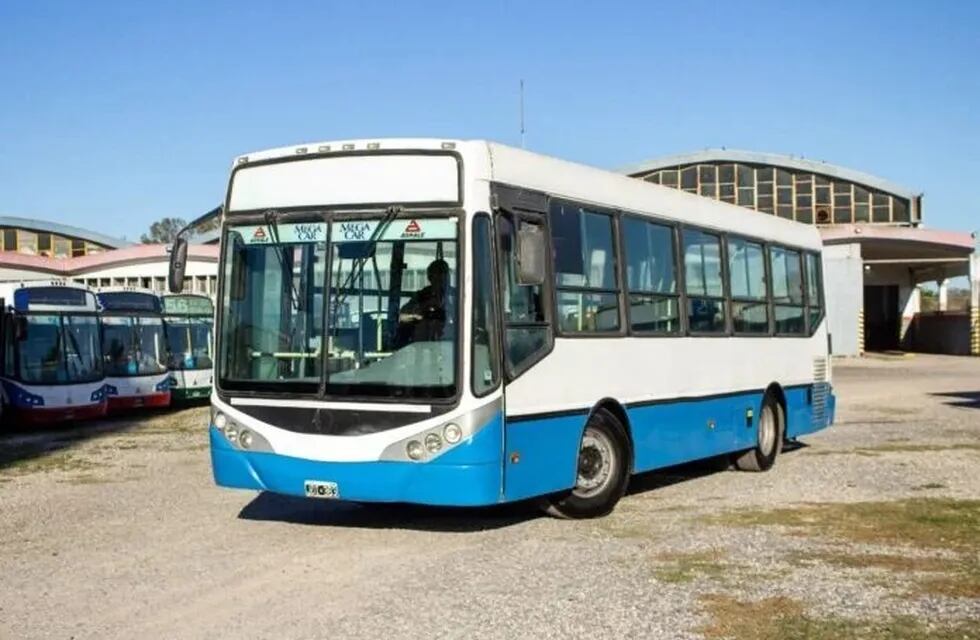 Concepción de la Sierra: entregaron un colectivo escolar a escuelas rurales.