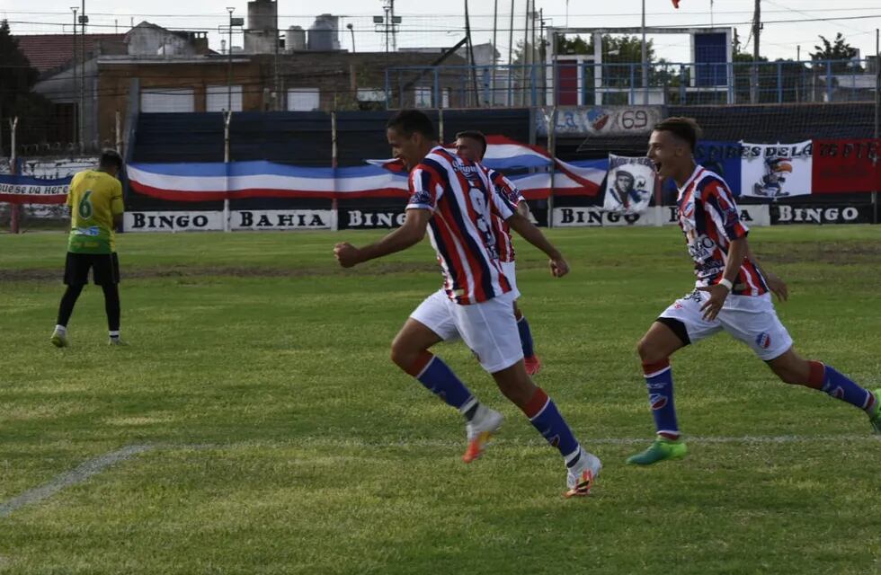 Agustín Trotta festeja el 2 a 1 de Rosario ante Comercial