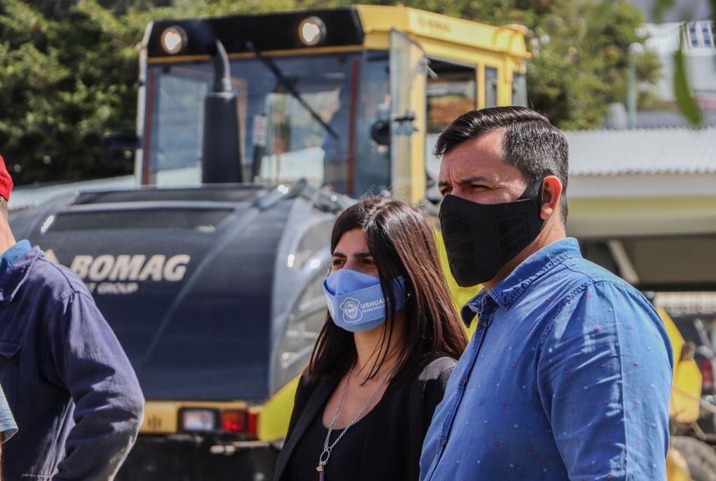 Brenda Tomasevich junto con el Subsecretario de Servicios Públicos, Ingeniero Christian Videla, recorrieron la segunda etapa del trabajo de asfalto que la Municipalidad lleva adelante en la calle Pontón Rio Negro entre Magallanes y Alem.