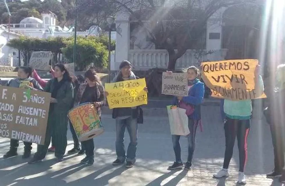 Vecinos de Sierras Chicas reclaman la entrega de viviendas.
