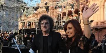 El regalito. La Presidenta apareció en la plaza con “Charly”, para cantar el Himno en el festival musical (Presidencia de la Nación).