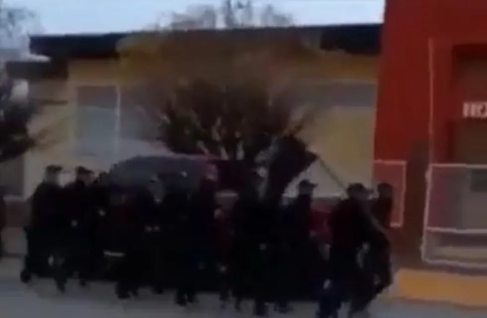 Policía del Chubut y un cántico polémico.