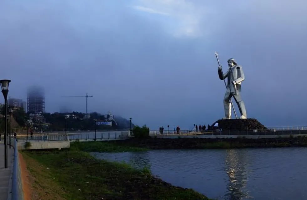 Guacurarí en un raro monumento metálico sobre el agua del Paraná, frente a la Costanera de Posadas. (WEB)