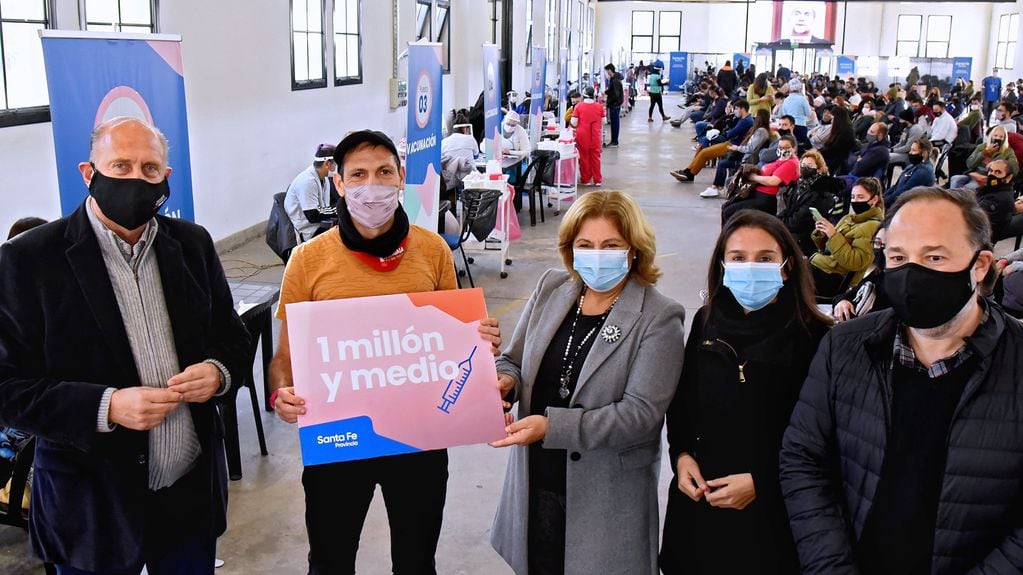 Santa Fe llegó al millón y medio de personas vacunadas contra el coronavirus. El gobernador Omar Perotti y la ministra de Salud, Sonia Martorano, lo anunciaron en Rosario.