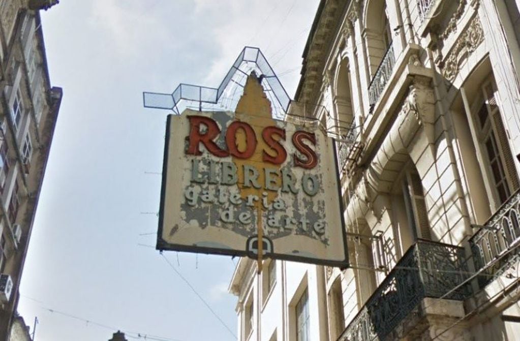 Es un emblema en la peatonal Córdoba. El cartel de Librería Ross será sacado. (Street View)