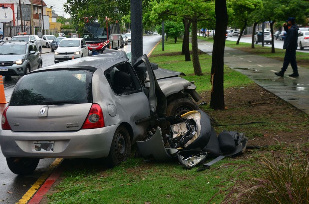 El auto dañado en Monseñor Pablo Cabrera. (La Voz/Pedro Castillo)