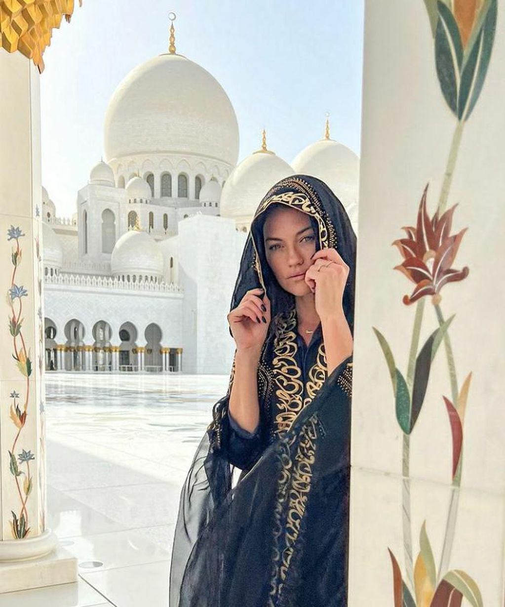 Sofia "Jujuy" Jiménez con una túnica en los Emiratos Arabes