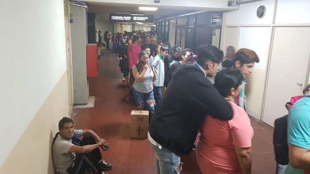 Interminables colas para activar las tarjetas del Boleto Educativo Gratuito en la vieja Terminal de Ómnibus de Córdoba.