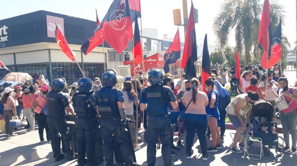 Protesta piquetera en puerta del Carrefour, barrio Jardín.