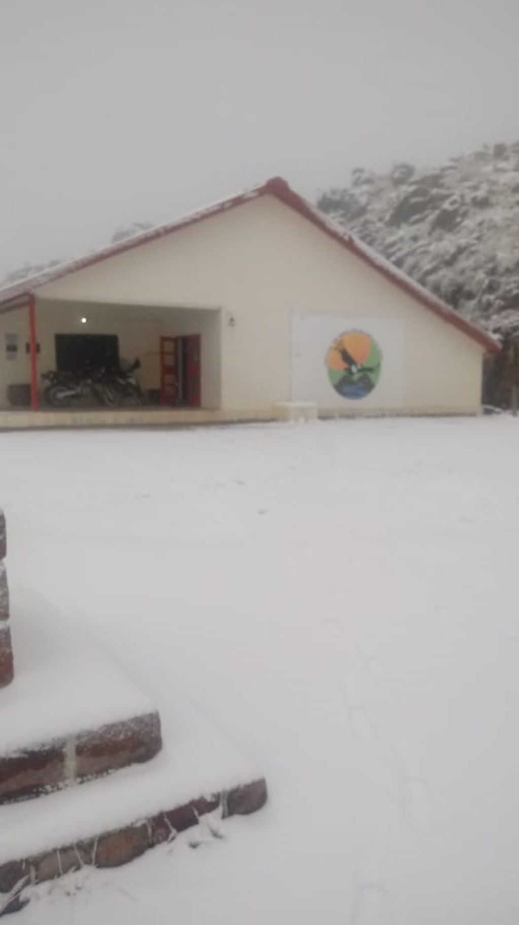 La escuela Ceferino Namuncurá en las Altas Cumbres de Córdoba tras la nevada de este miércoles 22 de mayo. (Noelia Britos, docente)