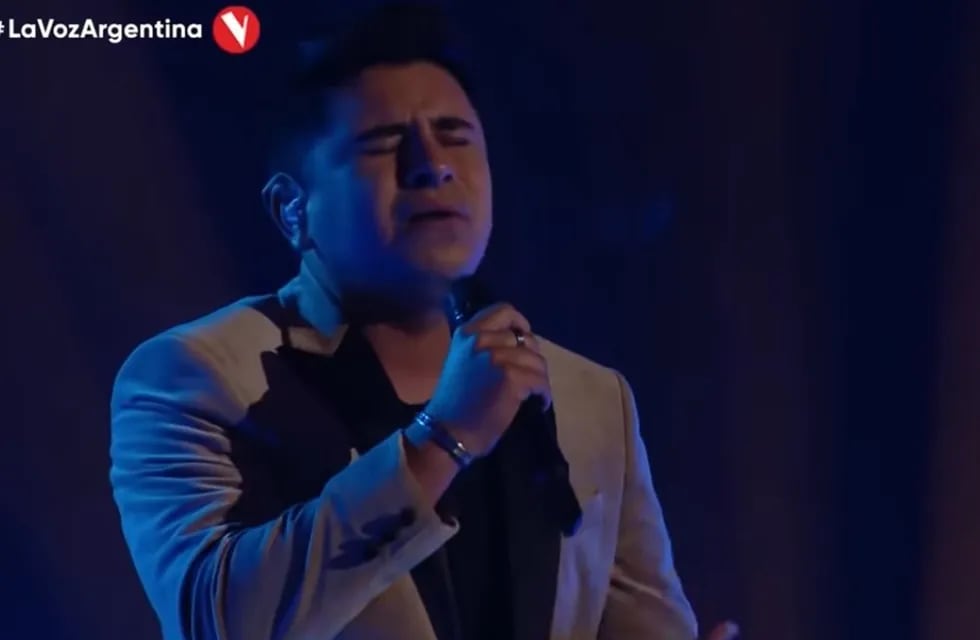 El cordobés Francisco Benítez interpretó "Universo Paralelo" y accedió a la semifinal de La Voz Argentina.