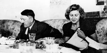 HITLER Y BRAUN. En una imagen sin fecha del álbum de Eva Braun, AP/Archivo).