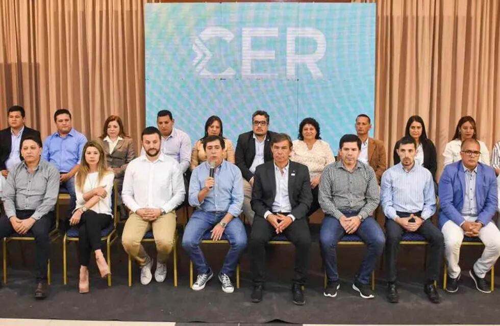 Gustavo Martínez estuvo acompañado por quienes integran la lista de concejales y líderes de otros espacios políticos. (Prensa CER)