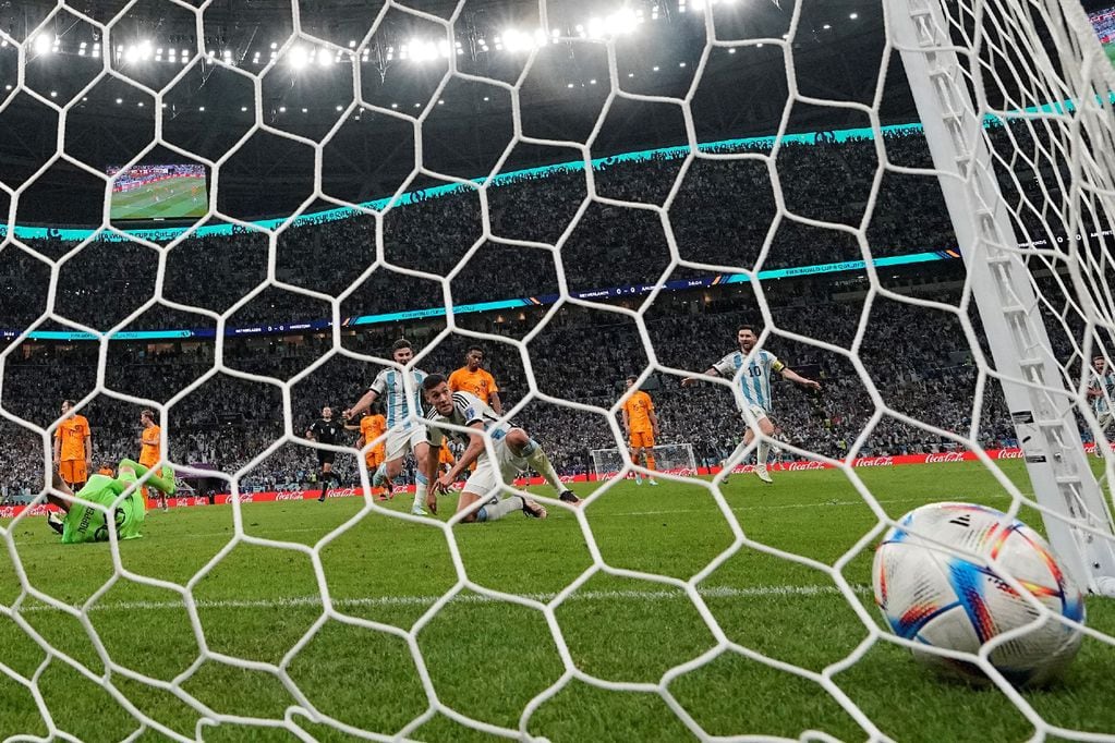 Nahuel Molina definió y la pelota se transforma en el gol de Argentina ante Países Bajos, por cuartos de final de Qatar 2022. (AP)